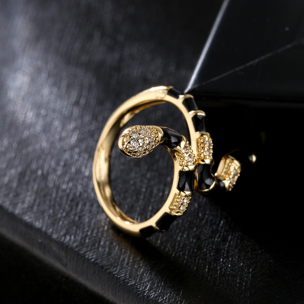 Anello a serpente geometrico in stile INS da donna in rame con placcatura in oro 18 carati e finitura smaltata