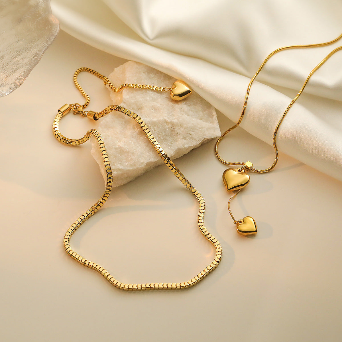 Collana con ciondolo a cuore minimalista in acciaio al titanio placcato oro 18K da donna