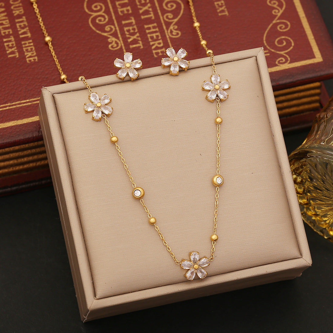 Collana pendente floreale alla moda in acciaio inossidabile con ciondolo in acciaio al titanio e finitura galvanizzata per donna
