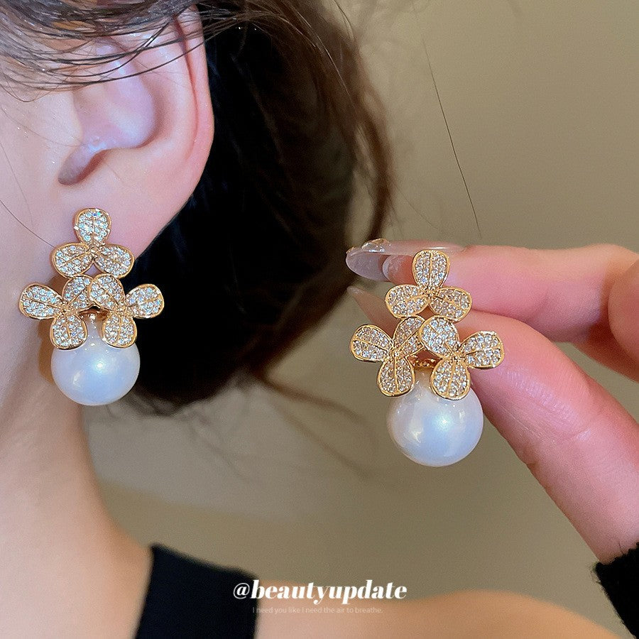 Orecchini da donna vintage eleganti a forma di stella geometrica con perle simulate e zirconi, perni in acciaio placcato