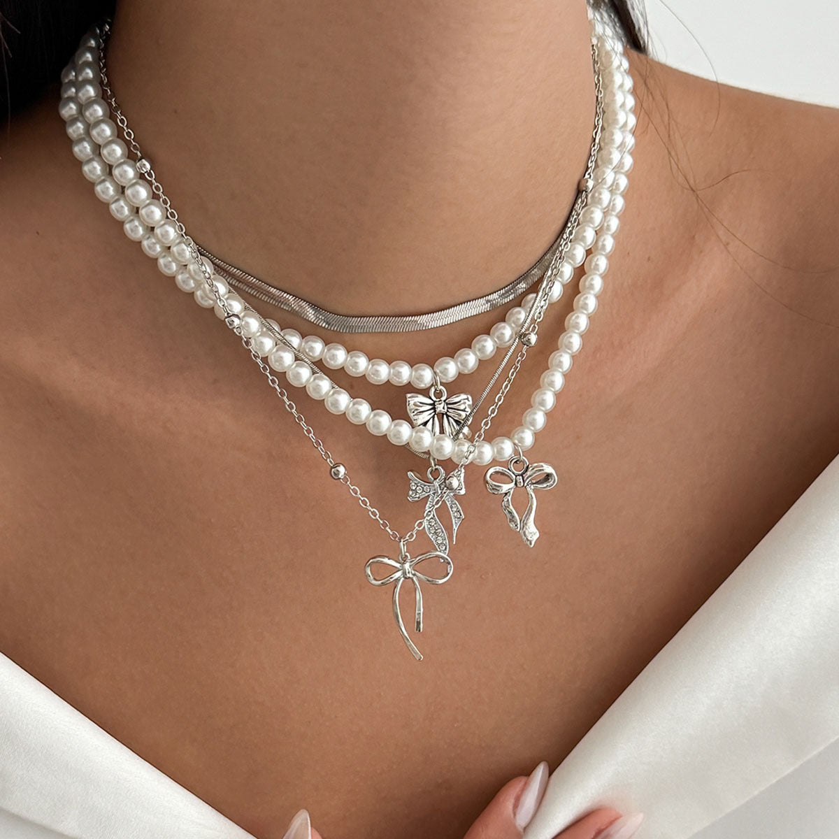Minimalist Bow-Shaped Alloy Pendant Necklace for Women with Plated Finish and Snake Chain Design