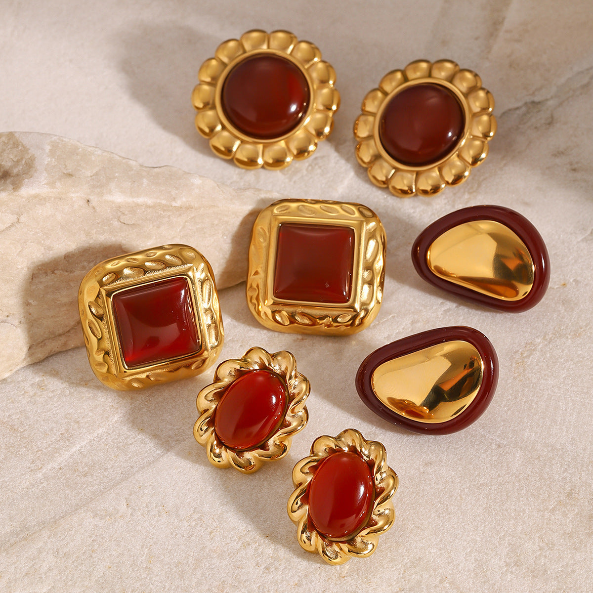 Orecchini a perno geometrici in acciaio inossidabile con agata rossa e accenti di zirconi, placcati elettroliticamente, per donna