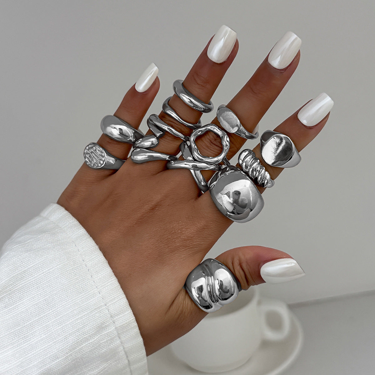 Anillo de Aleación Geométrico Irregular de Estilo Vintage con Diseño Pulido de Hilos Cruzados para Mujer