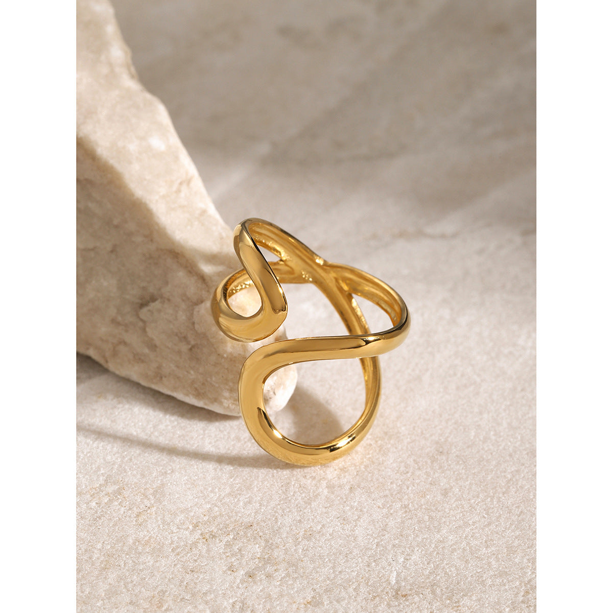 Anillo minimalista para mujer con diseño de lazo, de acero de titanio con chapado en oro de 18K
