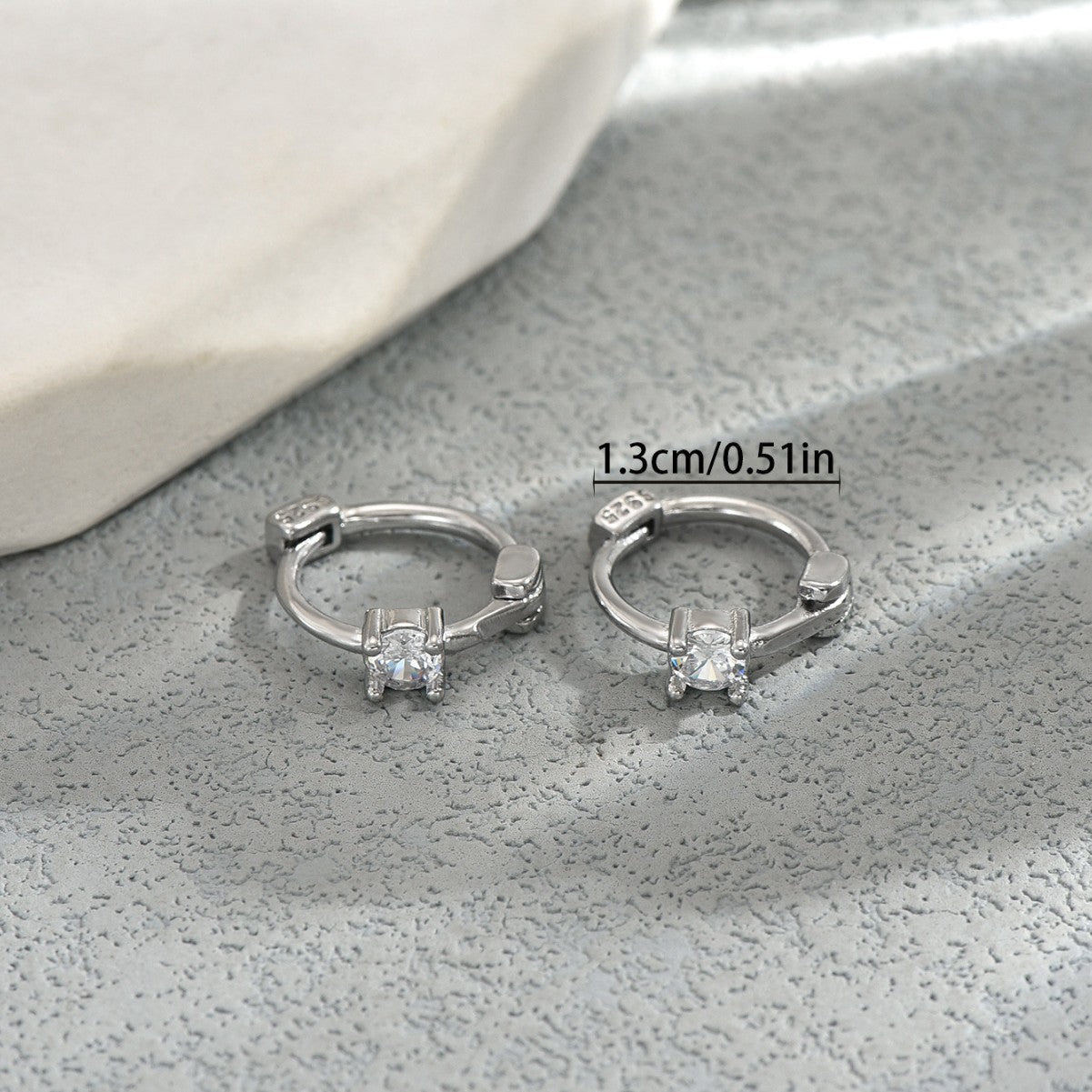 Pendientes Minimalistas Geométricos para Mujer con Incrustaciones de Circones sobre Base de Cobre y Postes de Acero Inoxidable