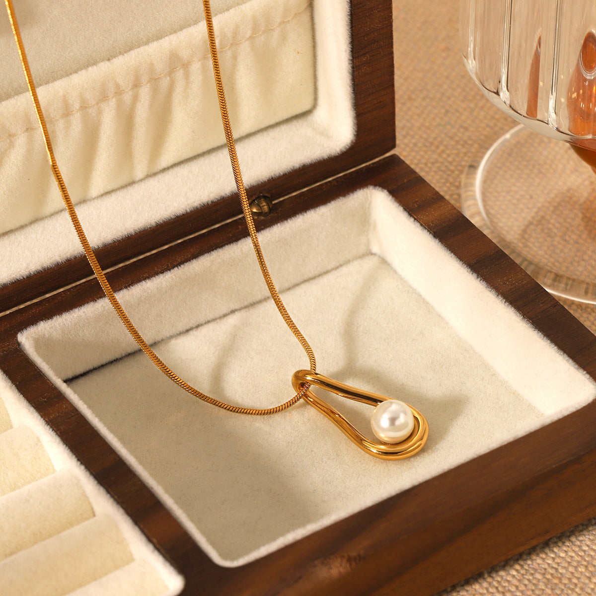 Collana da donna a pendente minimalista a goccia in acciaio inossidabile con intarsio di perle e finitura placcata su catena a serpente