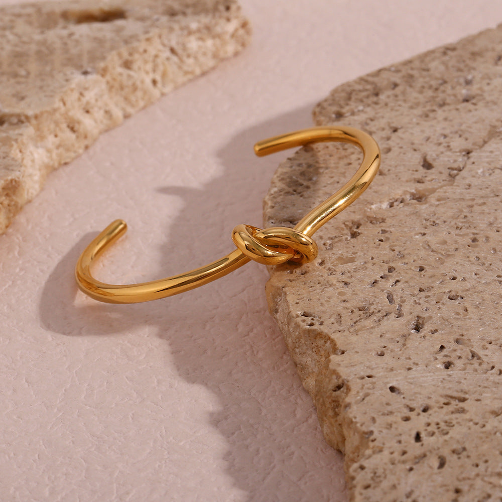 Bracciale da donna placcato oro 18 carati in acciaio inossidabile dal design minimalista a nodo