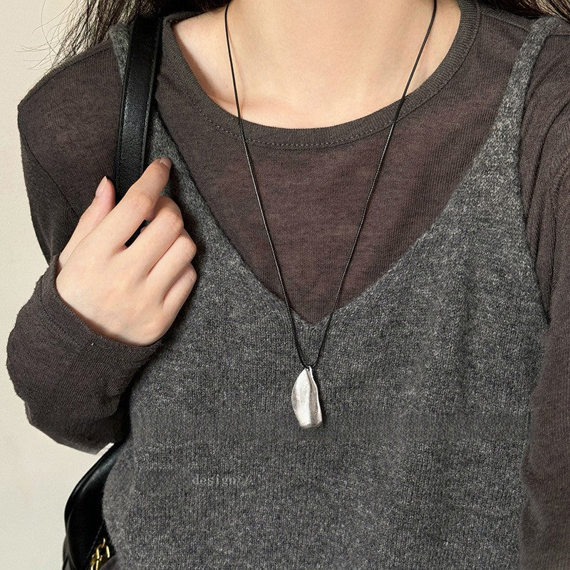 Collana con Pendente Geometrico Minimalista da Donna in Lega con Finitura Elettroplaccata — Catena Leggera per Maglione, Accessorio di Lusso Versatile