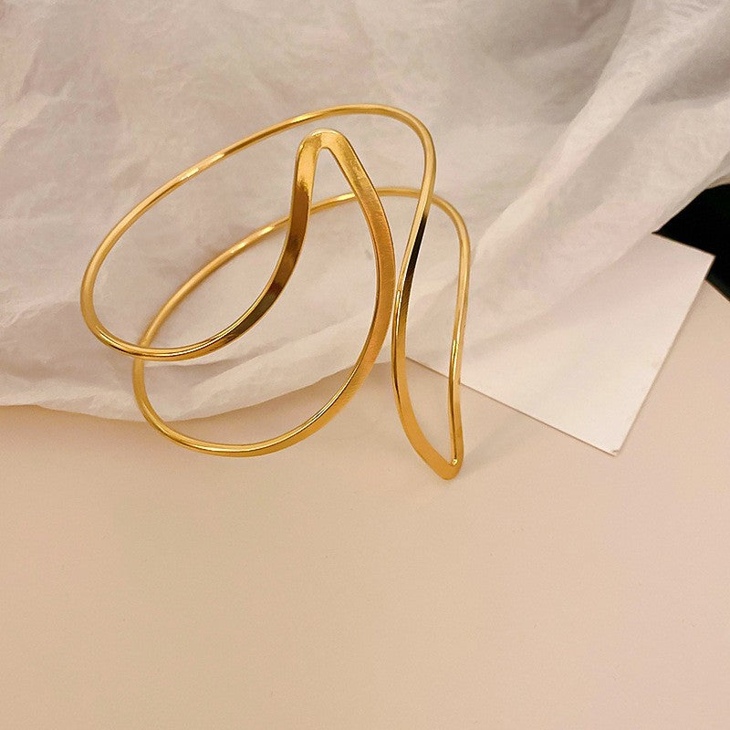 Pulsera Cóncava Irregular Minimalista para Mujer en Aleación de Latón con Acabado Galvánico
