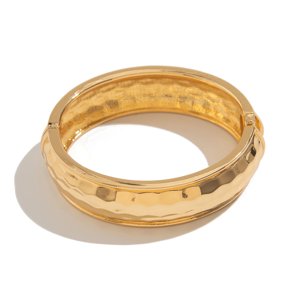 Bracciale rigido aperto da donna minimalista geometrico con texture martellata e chiusura a molla