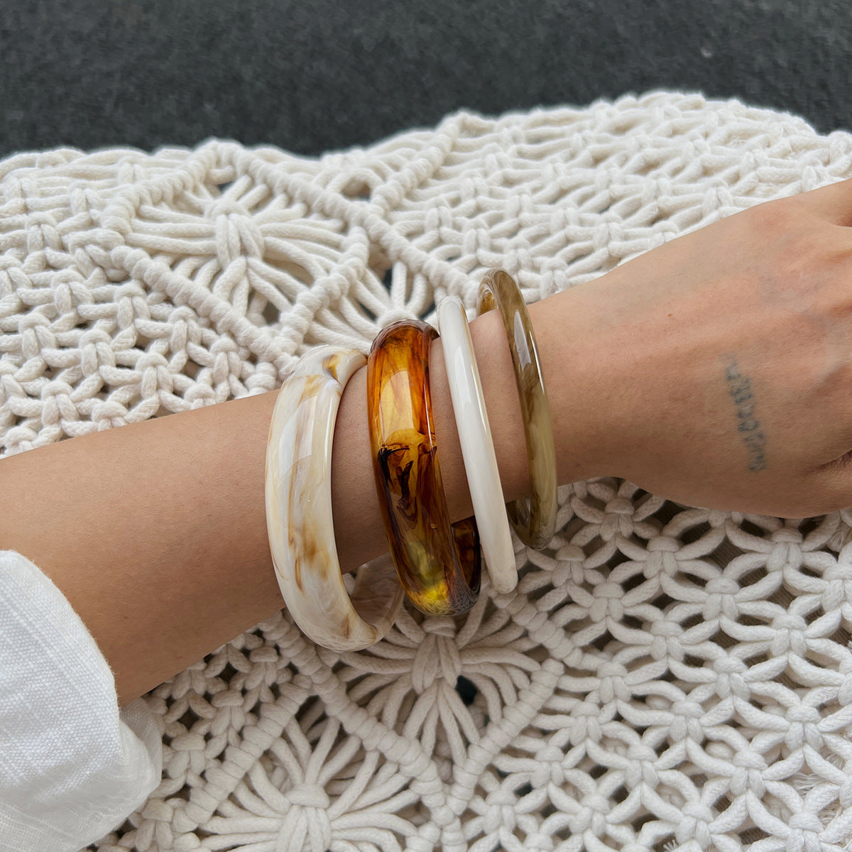 Brazalete de resina marmoleada semitransparente irregular para mujer con acabado de resina goteada