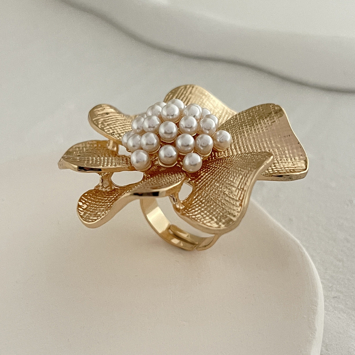 Anello aperto geometrico floreale barocco da donna con intarsio di perle imitate e finitura in metallo galvanizzato