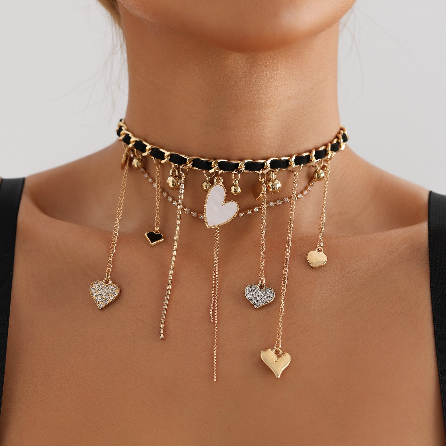 Collana da donna a croce con ciondolo a cuore e nappe chic, in lega placcata con strass