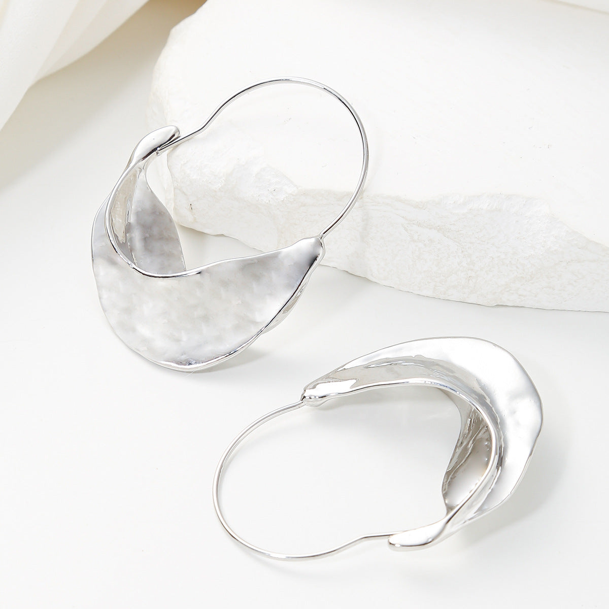 Pendientes minimalistas de aleación con forma de U geométrica para mujer con acabado galvanizado