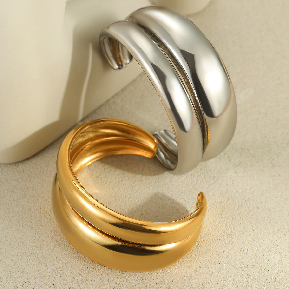 Bracciale da donna in acciaio inossidabile geometrico alla moda con placcatura in oro 18 carati, elegante gioiello da mano adatto all'ufficio