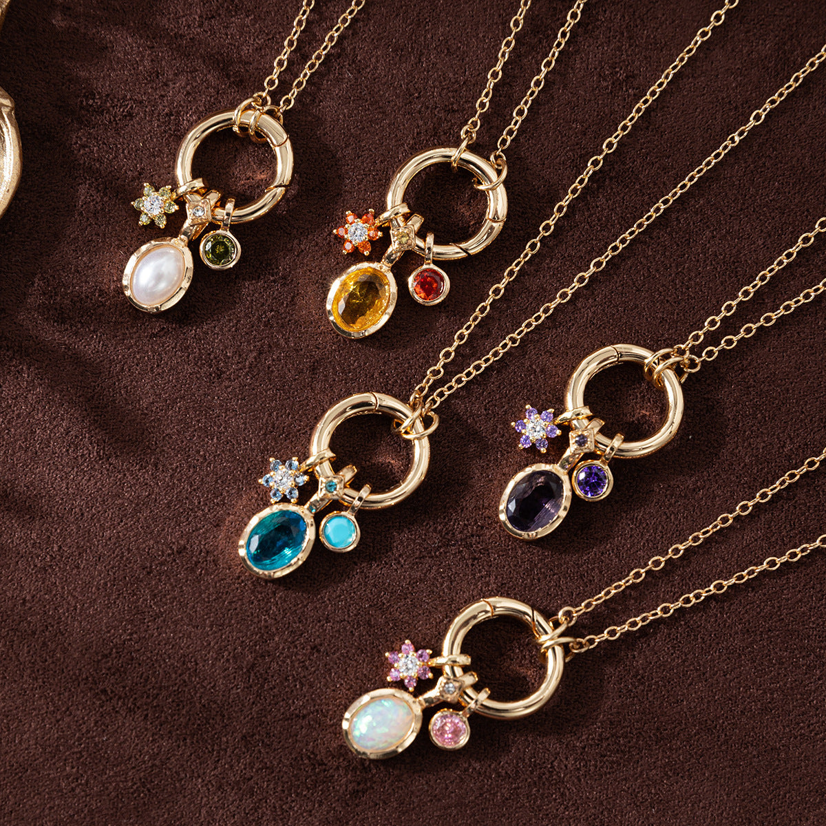 Collana geometrica con pietra portafortuna in ottone placcato oro con ciondolo a barra e zirconia cubica per donna