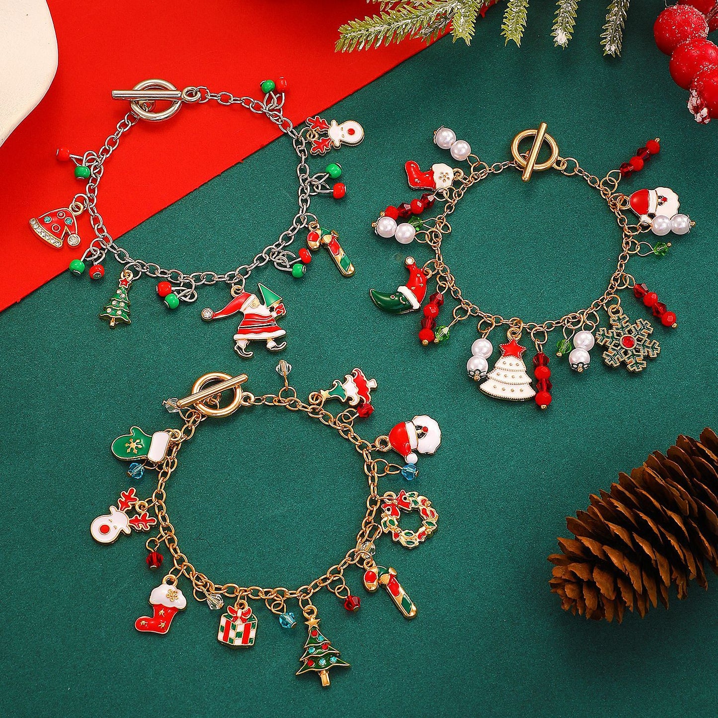 Braccialetto con ciondoli albero di Natale, Babbo Natale, renne e fiocchi di neve, stile neutro, per donna, con base in lega e finitura in smalto