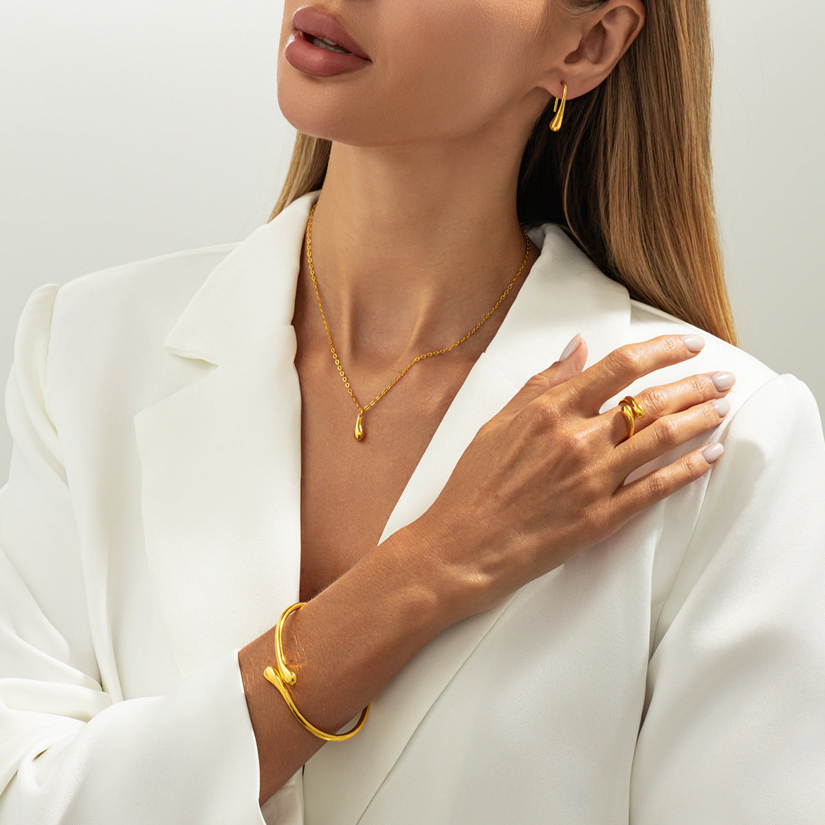 Luxury Elegant Teardrop Alloy Plated Pendant Necklace for Women