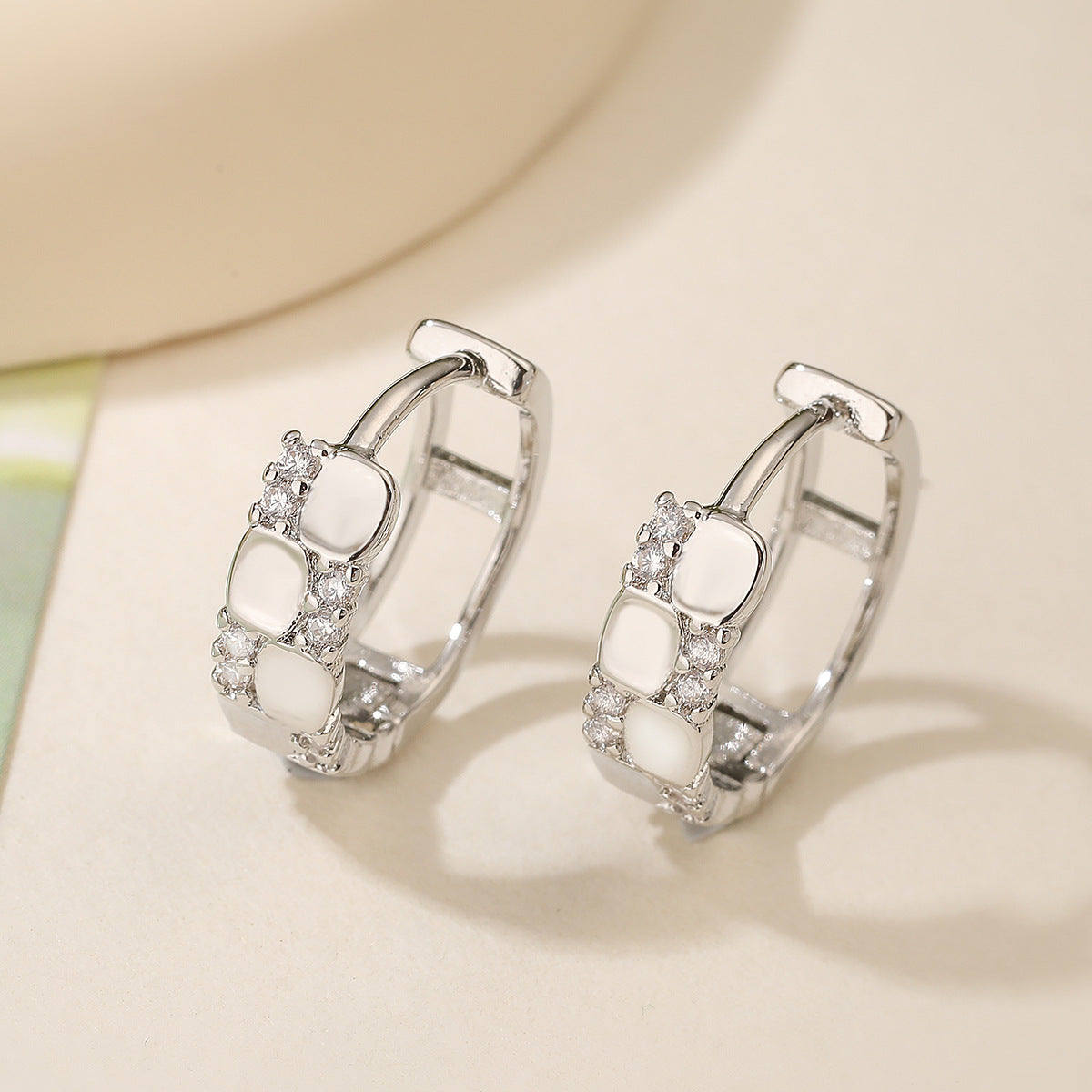 Orecchini a Cerchio Minimalisti Geometrici da Donna Placcati Oro con Zirconi e Micro-Incastonatura