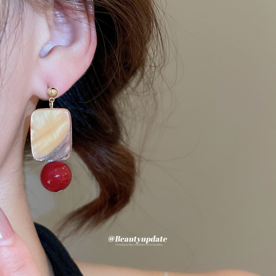 Pendientes colgantes cuadrados con dije de concha de inspiración vintage con cuentas rojas en materiales mixtos bañados en plata para mujer