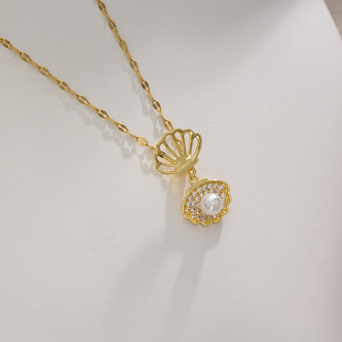 Collana Minimalista in Acciaio al Titanio a Forma Floreale con Pendente a Guscio Vuoto, Charm in Rame Placcato Oro, Intarsio in Zirconia Cubica, Catena a O, Design di Lusso Unisex