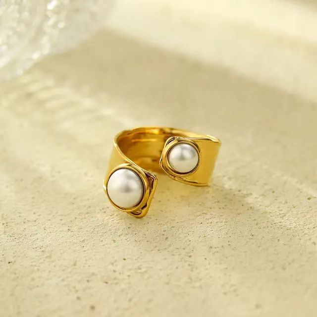 Anillo de acero inoxidable con diseño geométrico minimalista de lujo, incrustación de perlas y acabado chapado para mujer
