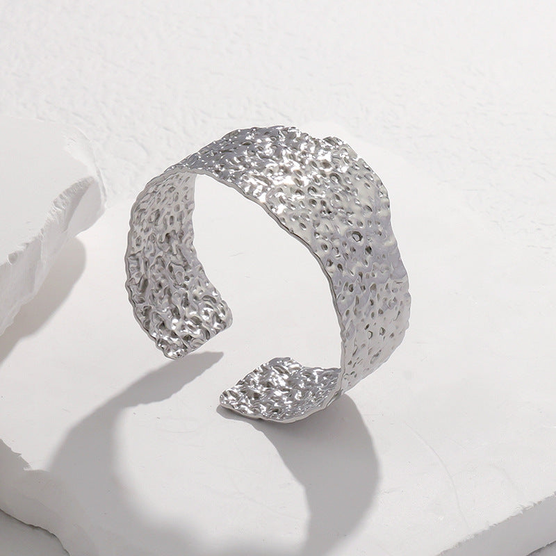 Pulsera ajustable de acero titanio con textura irregular y chapado en oro de 18K para mujer