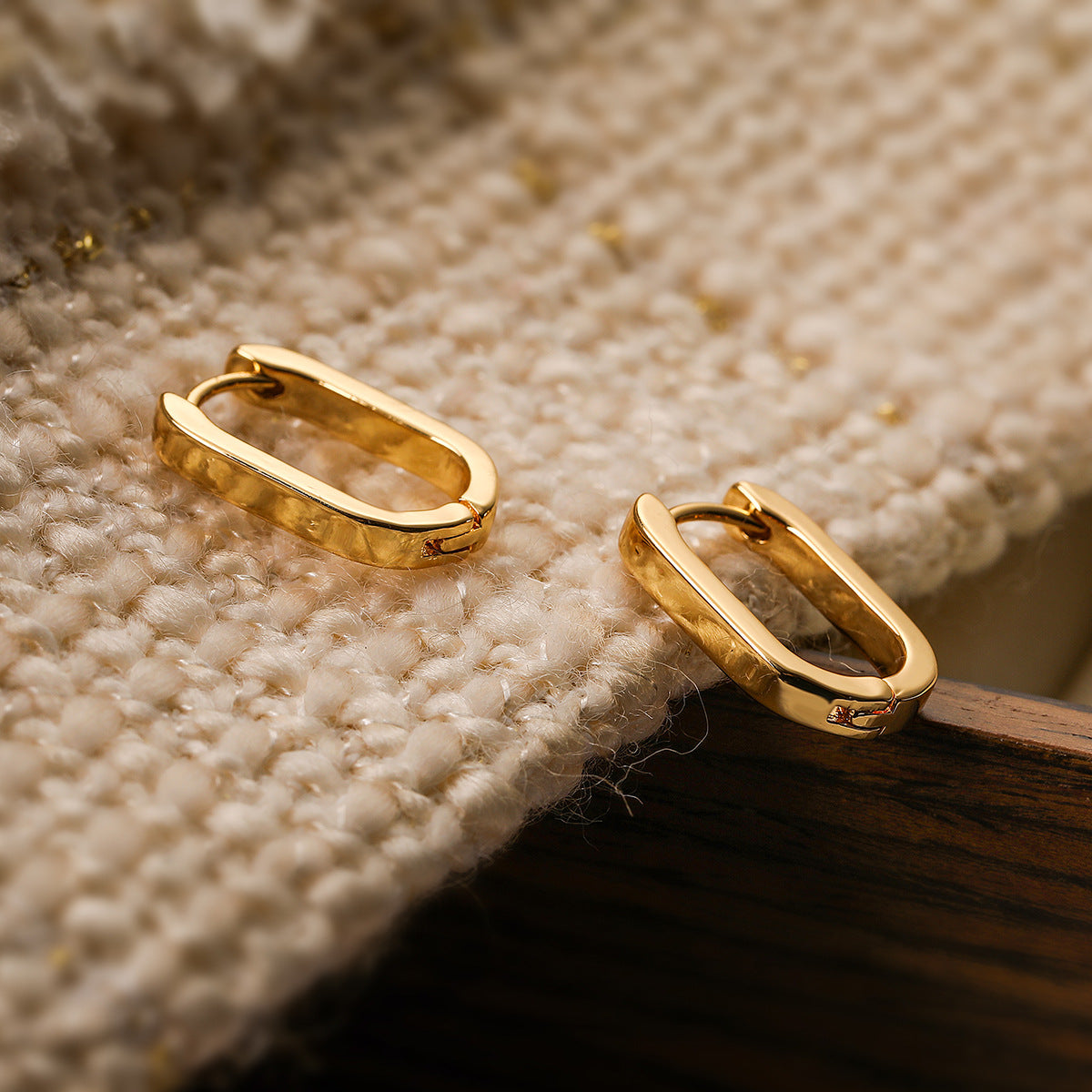 Orecchini a Cerchio Minimalisti Geometrici in Rame con Placcatura in Oro e Intarsi in Zirconi da Donna