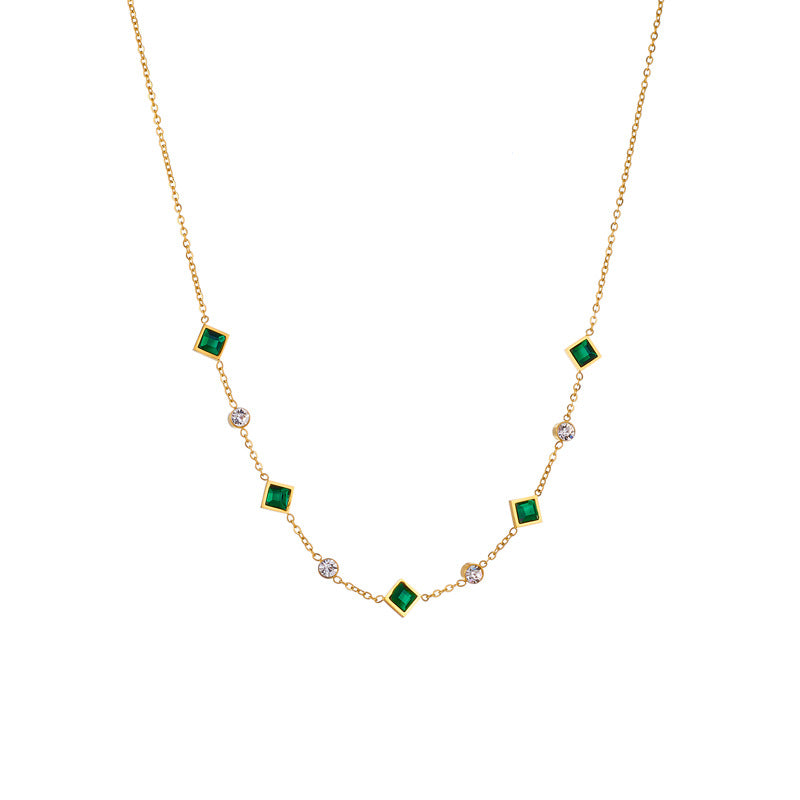 Collana Pendente Quadrata Minimalista alla Moda in Acciaio al Titanio Placcato Oro con Intarsio di Strass Smeraldo da Donna
