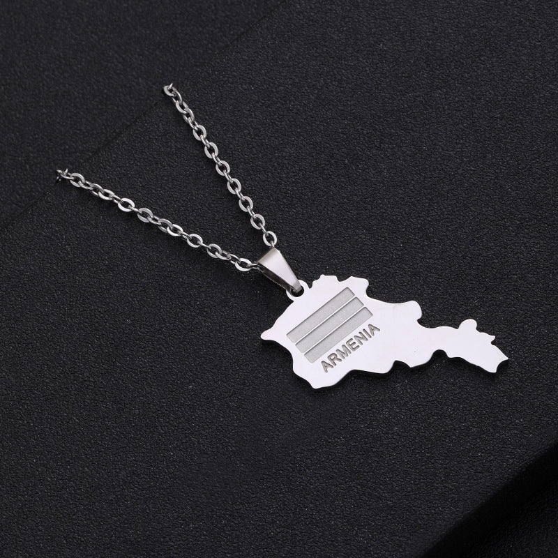 Collana con Pendente Etnico Geometrico in Acciaio al Titanio per Donna con Catena a O in Acciaio Inossidabile e Finitura Smaltata