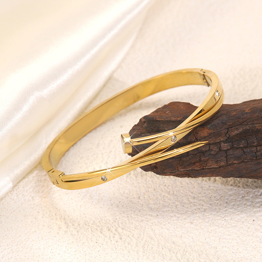 Bracciale geometrico elegante placcato oro 18 carati con chiodo, in acciaio inossidabile e titanio