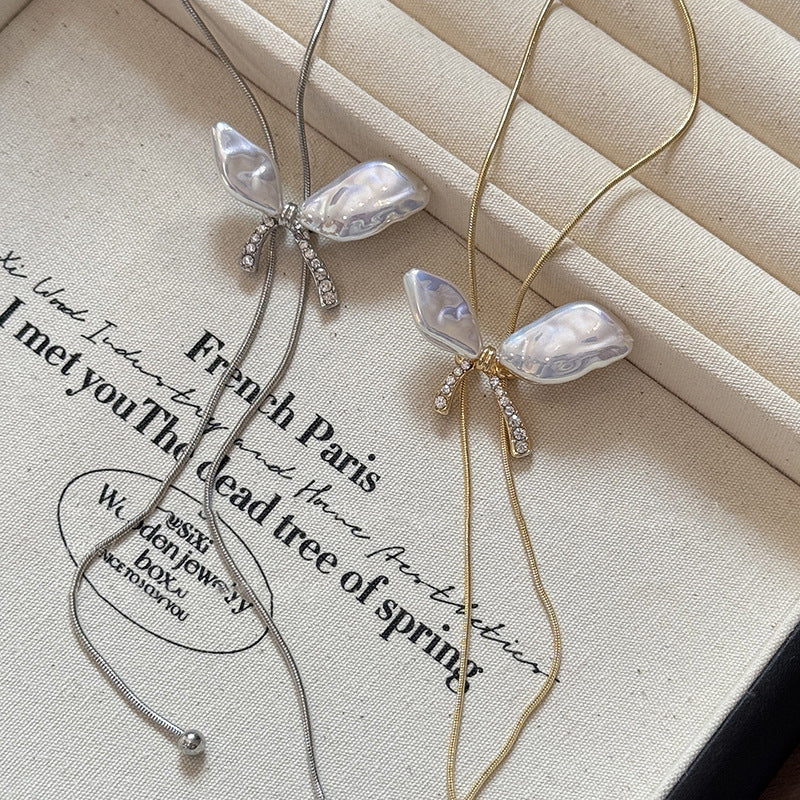 Elegante Collana con Ciondolo a Farfalla, Perle Sintetiche e Intarsi di Strass per Donne, Catena Leggera per Maglione in Stile Minimalista di Lusso