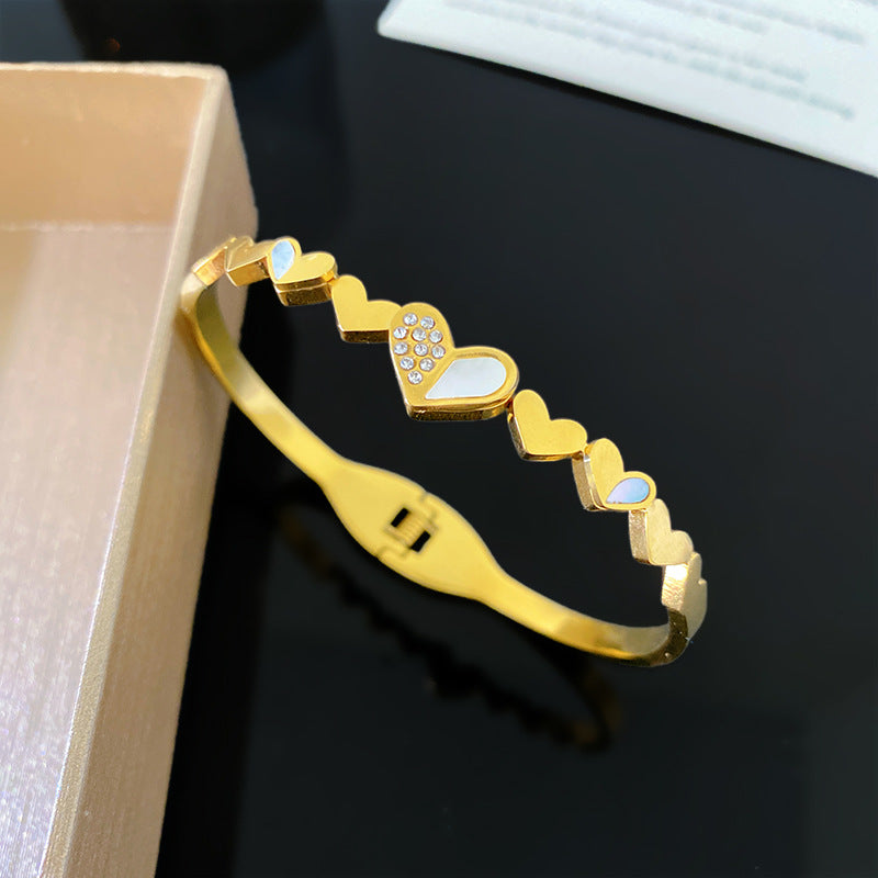 Vintage Sweet Heart Shaped Gold Plated Titanium Steel Bracelet for Women