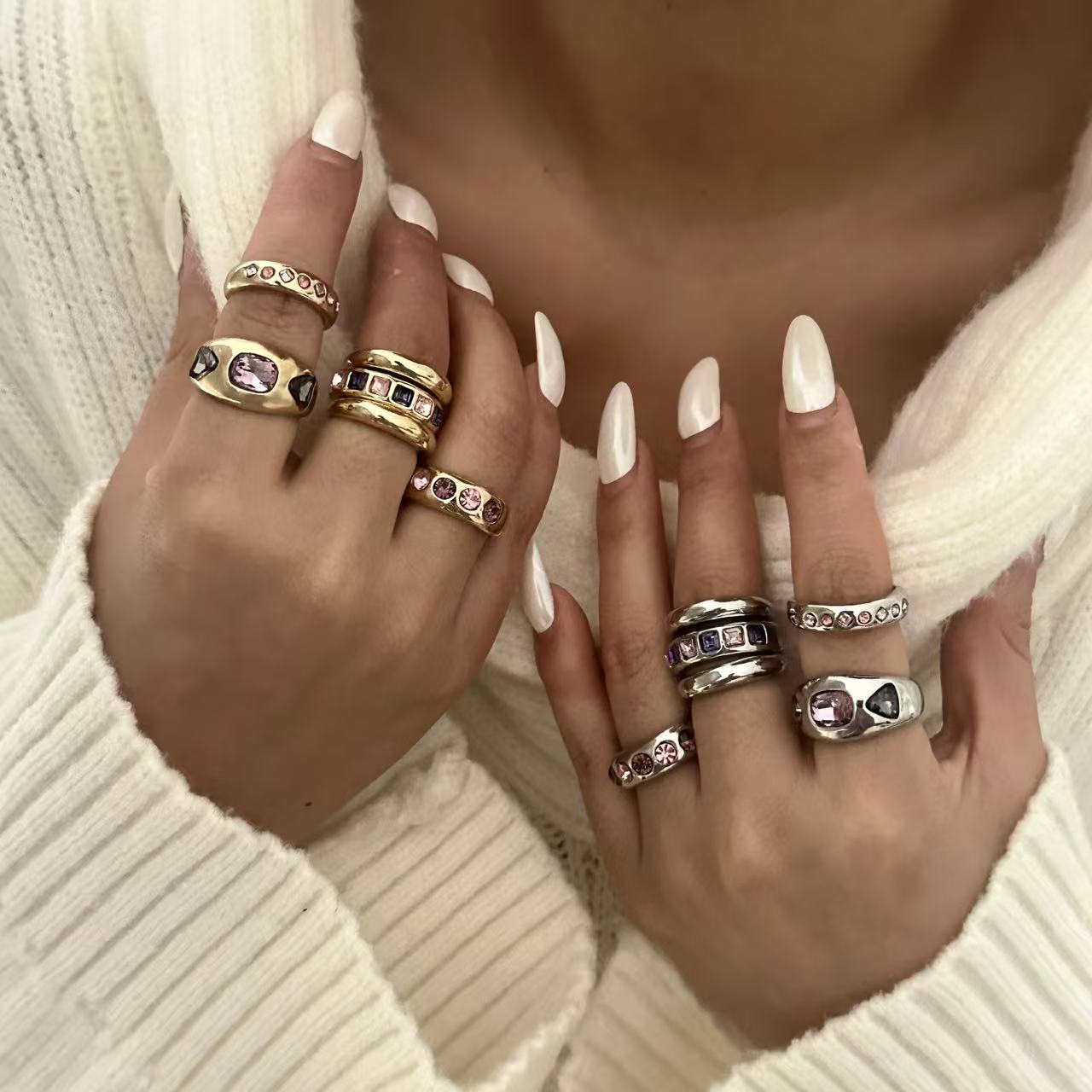 Anello a Cuore Geometrico Placcato in Lega con Gradiente Arcobaleno e Zirconi per Donna