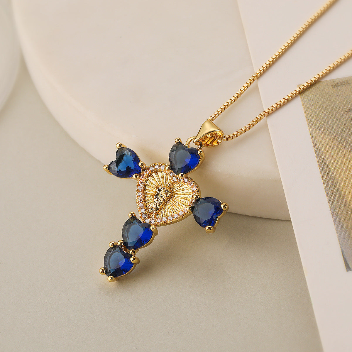 Collana pendente a croce minimalista da donna in rame con placcatura in oro 18 carati e intarsio in zircone