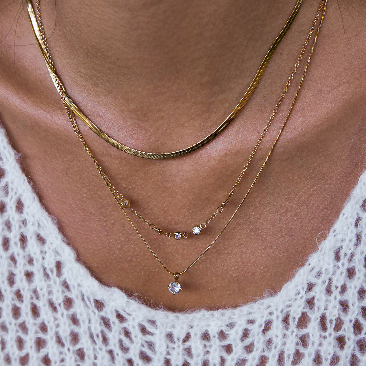 Collana Minimalista Geometrica da Donna in Acciaio Inox con Accenti in Zircone, Catena a Clavicola in Acciaio al Titanio con Finitura Placcata