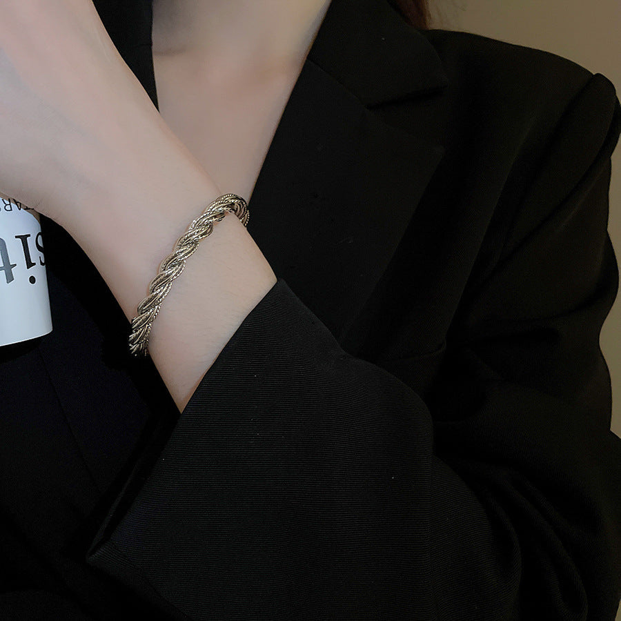 Pulsera de metal con patrón de cuadrícula geométrica de tono frío minimalista con acabado galvanizado para mujer