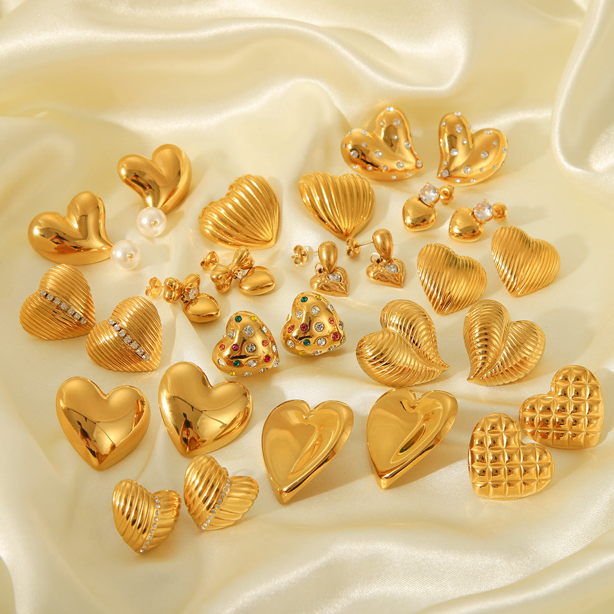 Orecchini a perno minimalisti a forma di cuore in acciaio al titanio con placcatura in oro 18 carati da donna