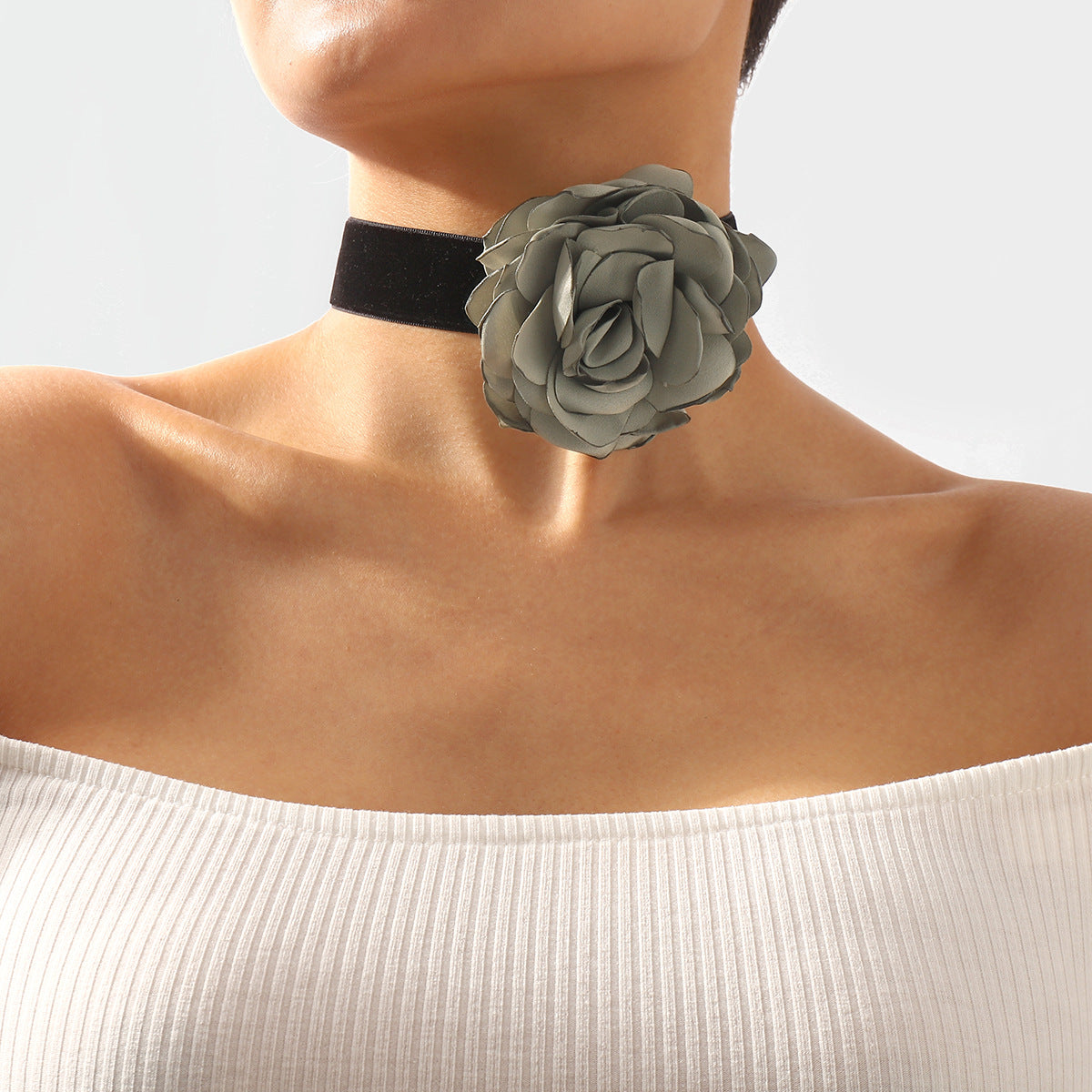 Gargantilla geométrica de terciopelo dulce y atrevida con cadena de serpiente para mujer