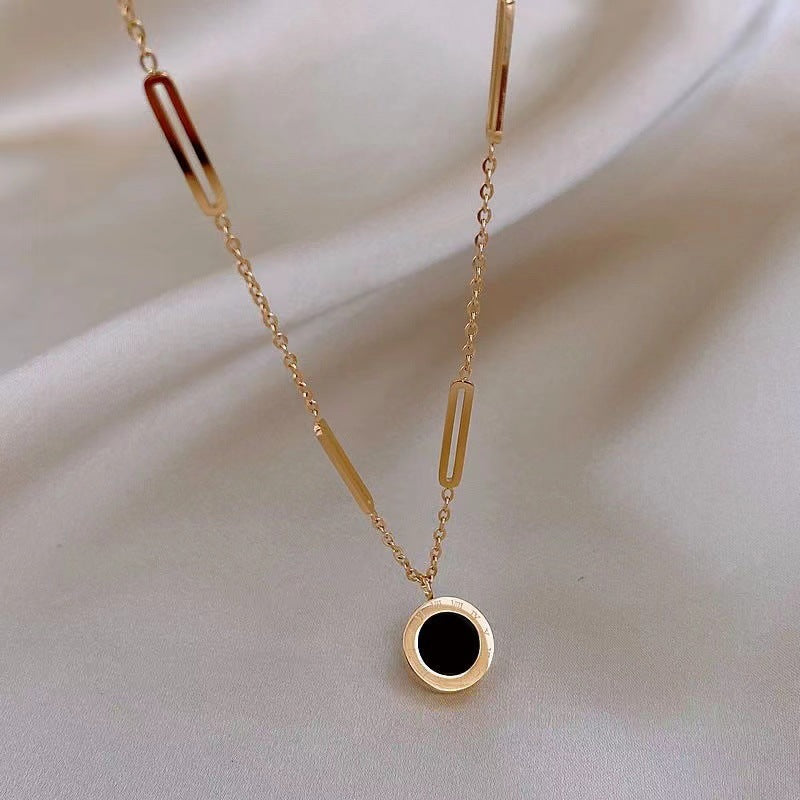 Collana Minimalista in Acciaio al Titanio con Numeri Romani, Reversibile e Placcata Galvanicamente, per Uomo e Donna