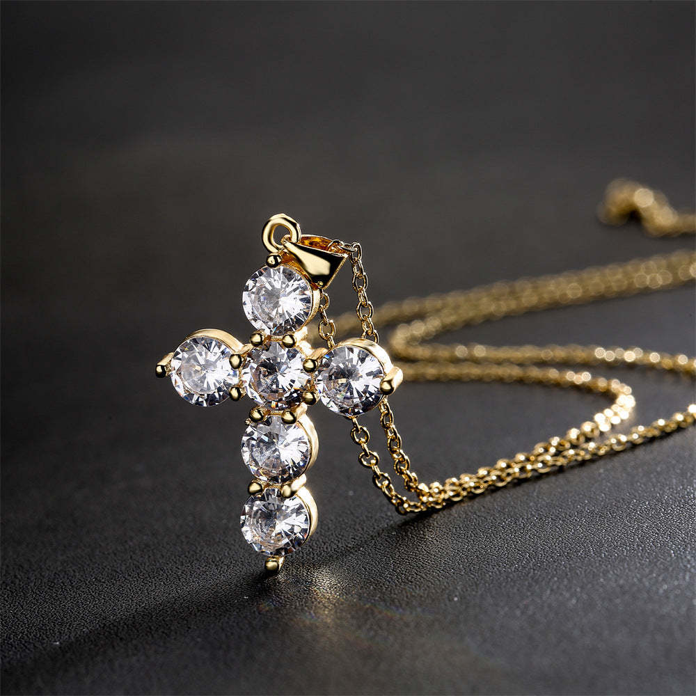 Collana con pendente geometrico da donna in rame placcato oro con zirconi micro-incastonati