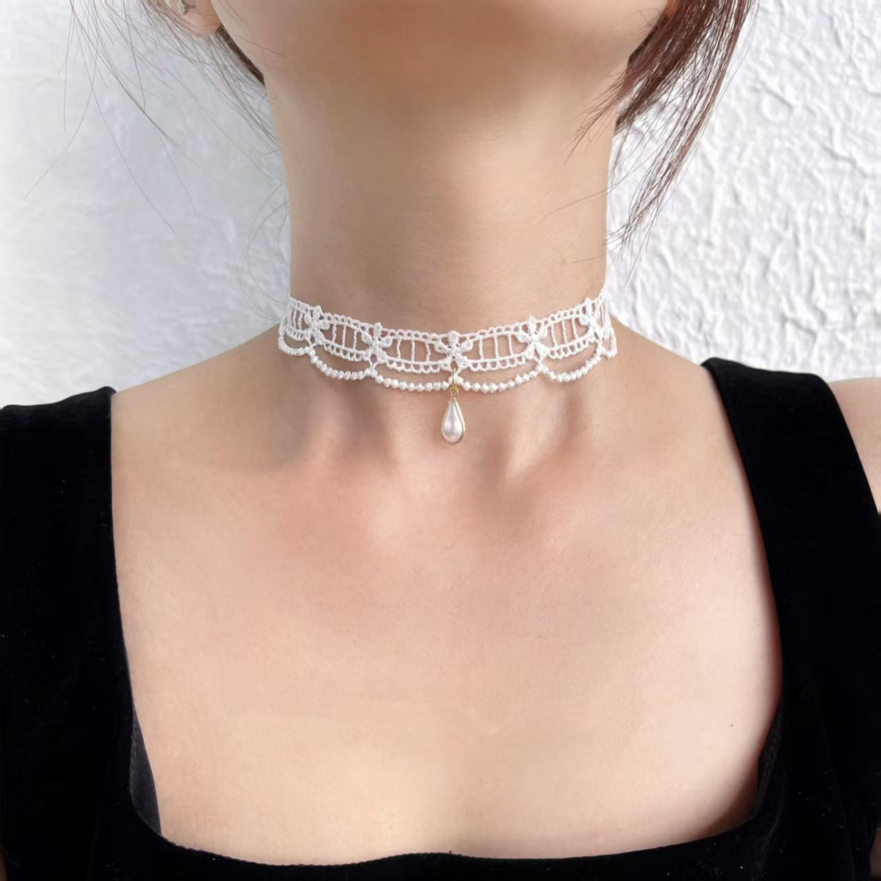 Collana girocollo Gothic Lolita con fascia in velluto, accenti floreali e geometrici, ciondolo in lega per donna