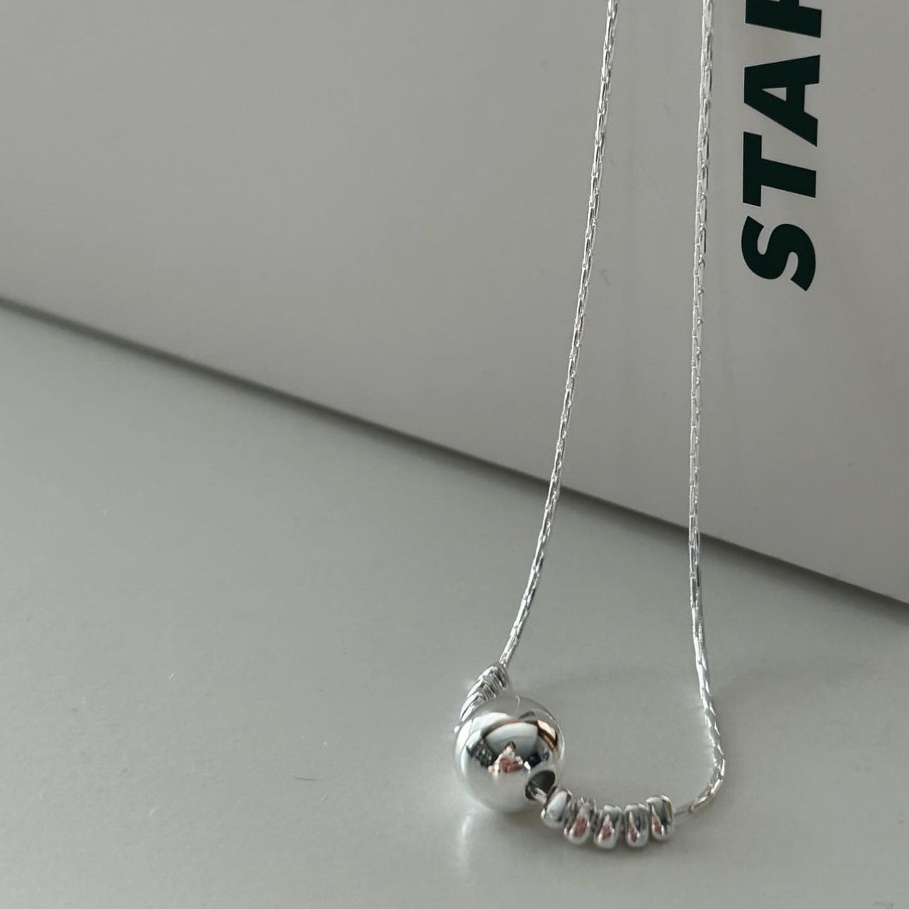 Collar de Plata de Ley 925 con Colgante de Círculo Geométrico Minimalista con Acabado Chapado en Cadena de Serpiente