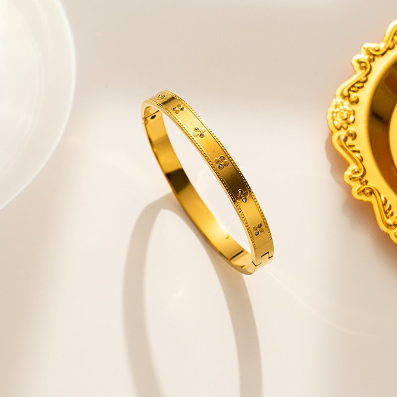 Bracciale Lusso Minimalista a Quadrifoglio in Acciaio al Titanio con Placcatura Oro e Intarsio di Strass