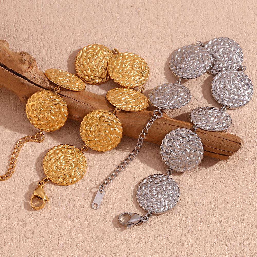 Pulsera redonda minimalista geométrica de acero inoxidable bañada en oro de 18K con textura martillada para mujer
