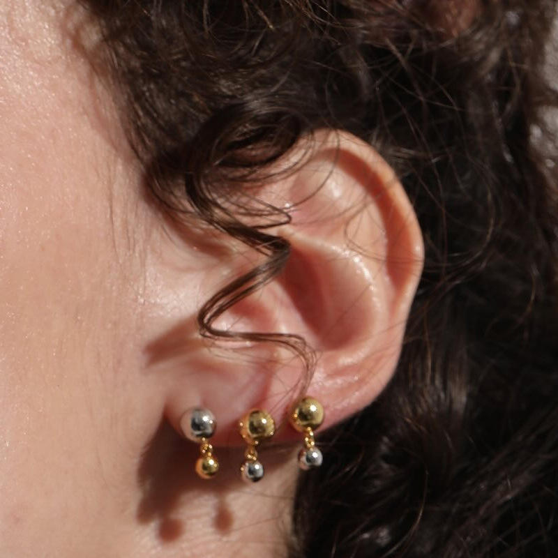 Pendientes de botón redondos de acero inoxidable chapados en oro de 18K con diseño geométrico minimalista