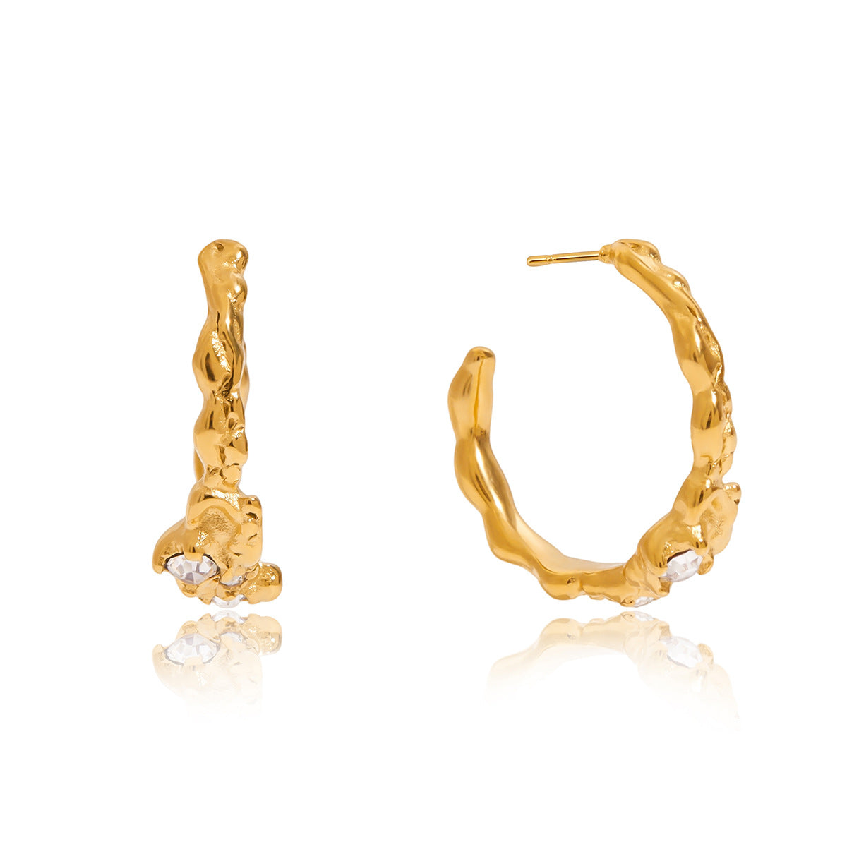 Pendientes de botón minimalistas geométricos en forma de C de acero inoxidable con incrustaciones de diamantes de imitación y acabado chapado con textura martillada