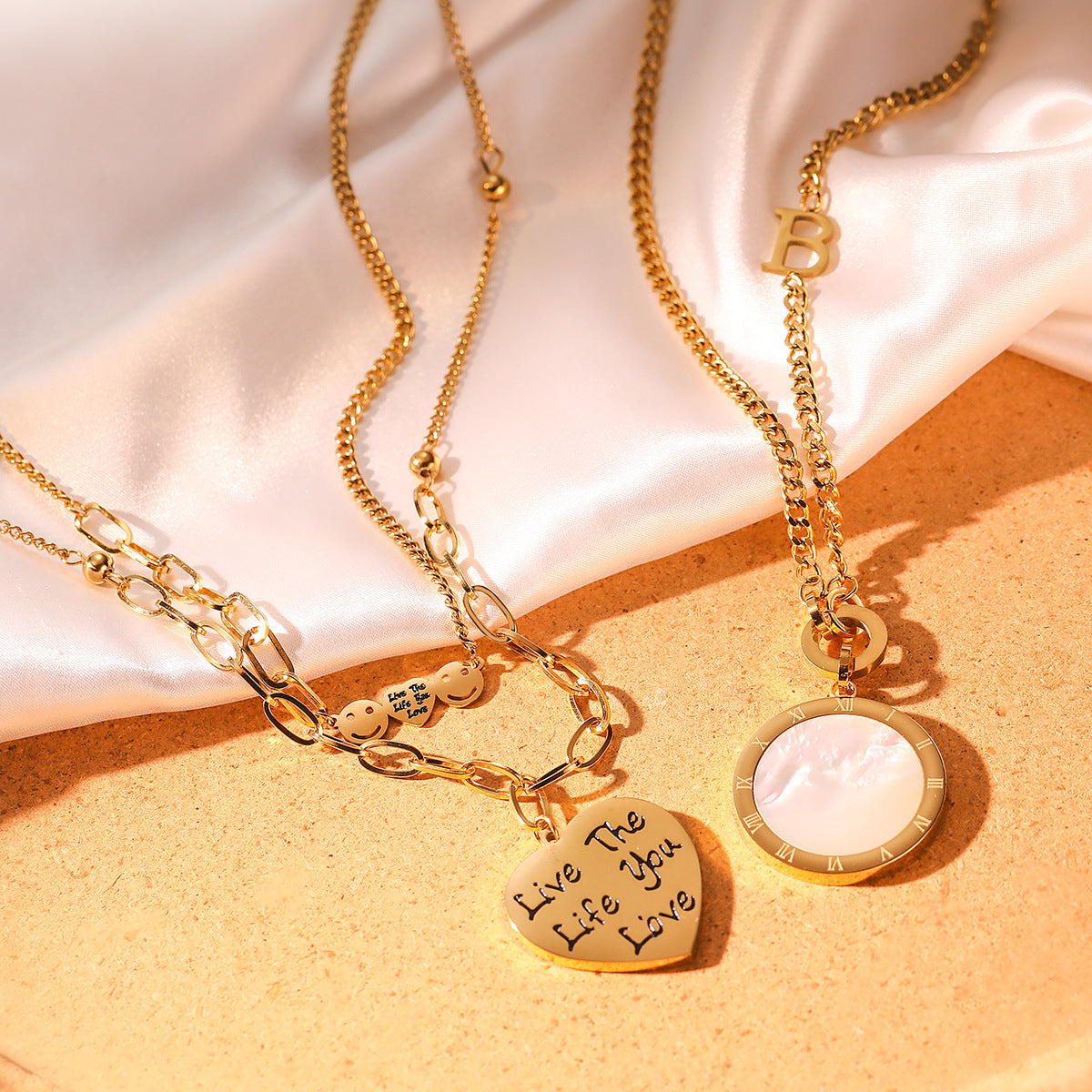 Collana con Pendente Rotondo Minimalista in Madreperla per Donna in Acciaio al Titanio Placcato Oro, Catena alla Moda per Maglione