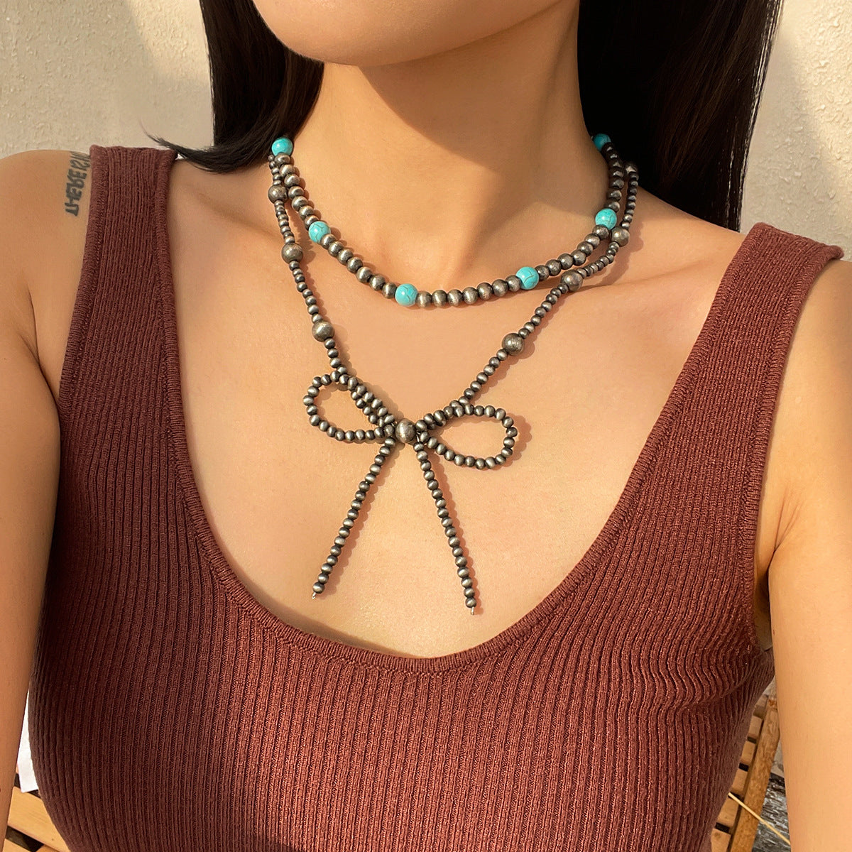 Collana da donna in resina a forma di fiocco in stile bohémien con ciondolo in lega e finitura placcata