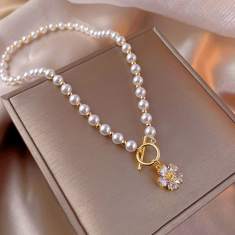 Chic Minimalist Heart-Shaped Pearl Necklace for Women with Alloy Chain and Electroplated Finish